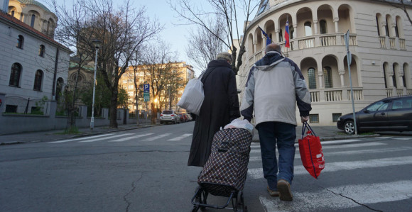 Srbija: Penzioneri mogu u šetnju, otvaraju se pijace