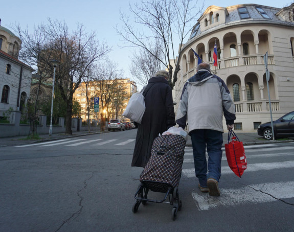 Srbija: Penzioneri mogu u šetnju, otvaraju se pijace
