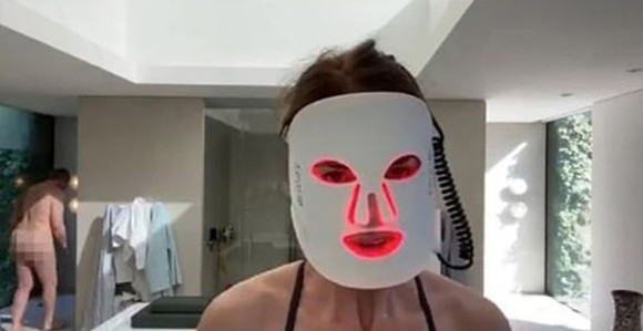 Voditeljka radila lajv iz kupatila, muž joj potpuno go upao u kadar!