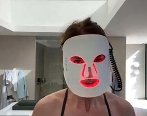 Voditeljka radila lajv iz kupatila, muž joj potpuno go upao u kadar!