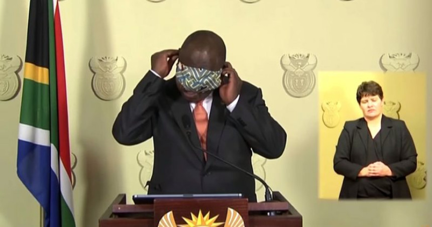 ХИТ: Јужноафрички председник у борби са маском?! (ВИДЕО)