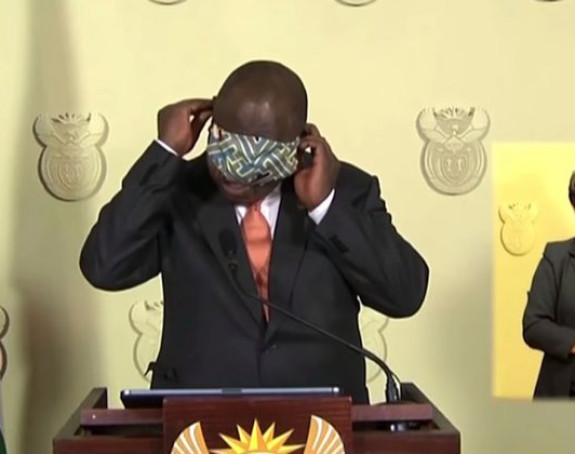 HIT: Južnoafrički predsednik u borbi sa maskom?! (VIDEO)
