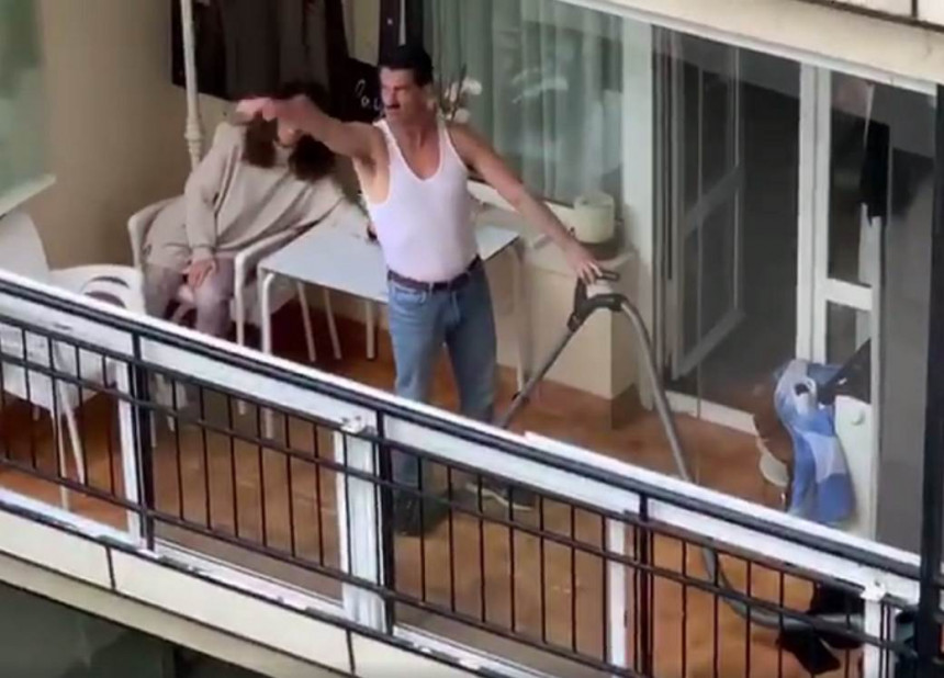 HIT: Španac izveo performans sa usisivačem na terasi! (VIDEO)
