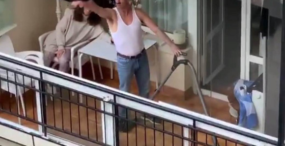 HIT: Španac izveo performans sa usisivačem na terasi! (VIDEO)