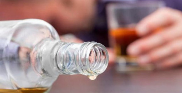 700 ljudi umrlo od alkohola- mislili da liječi koronu