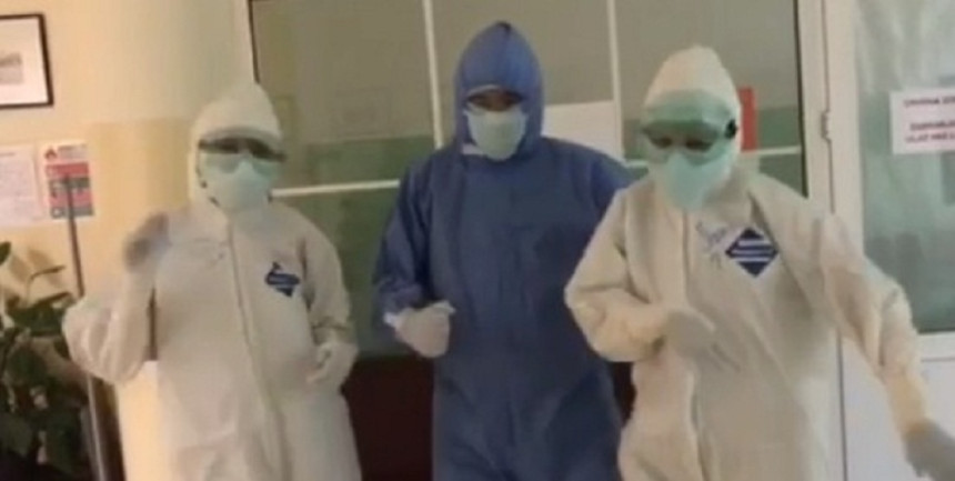 Pesmom protiv korone: Doktori u zaštitnim odelima igraju uz pesmu "Dijamanti benda"!