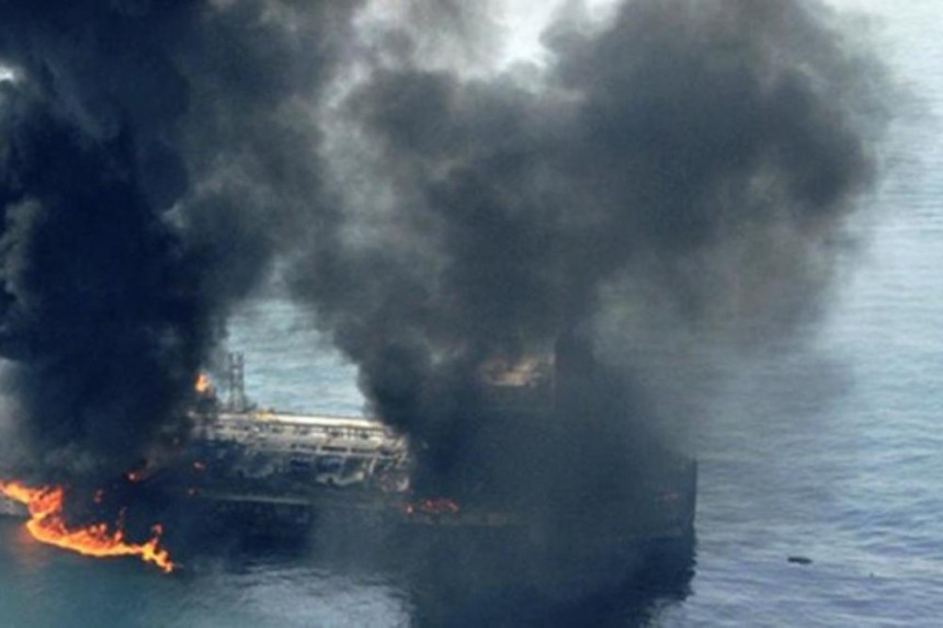 Teroristički napad: Eksplozija bombe na naftnom tankeru