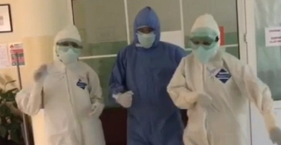 Pesmom protiv korone: Doktori u zaštitnim odelima igraju uz pesmu "Dijamanti benda"!