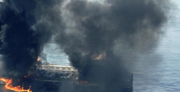Teroristički napad: Eksplozija bombe na naftnom tankeru