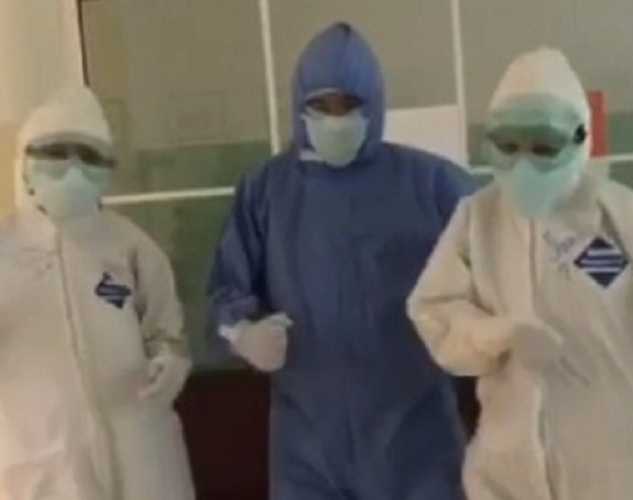 Pesmom protiv korone: Doktori u zaštitnim odelima igraju uz pesmu "Dijamanti benda"!