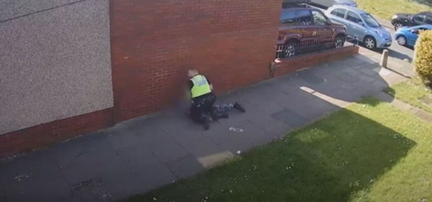 Полицајац снимљен како удара дјечака на улици (ВИДЕО)