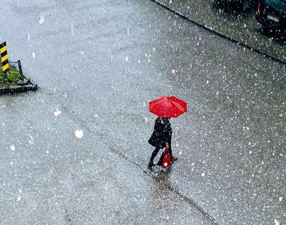 Oblačno vrijeme sa pljuskovima i grmljavinom,