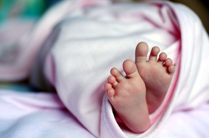 Рођена беба којој су давали трансфузију у стомаку мајке