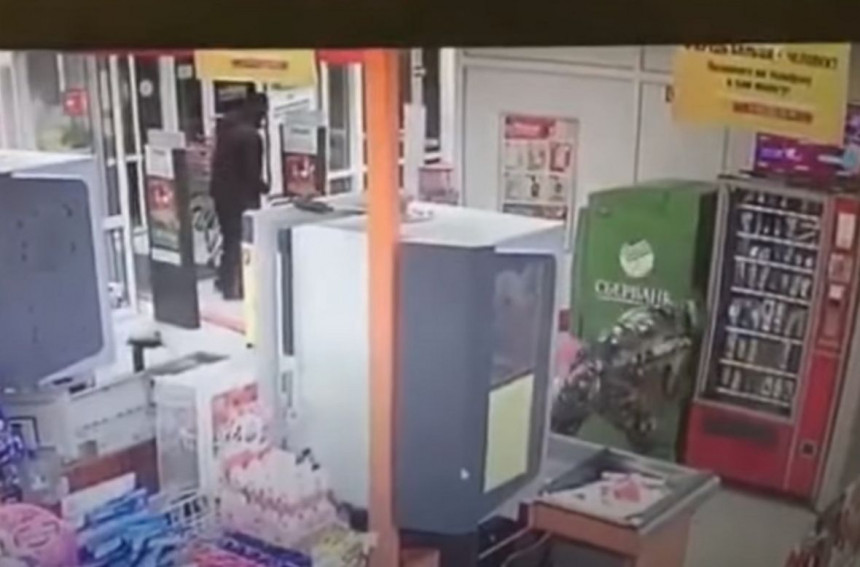 Za 20 sekundi, pred očima radnika, ukrali bankomat