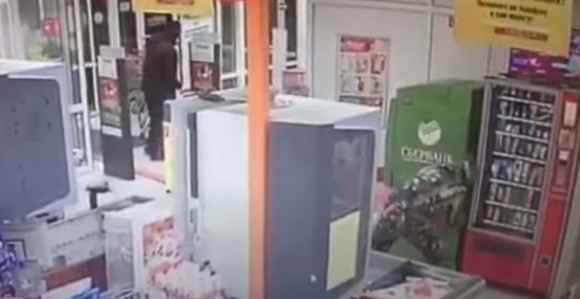 Za 20 sekundi, pred očima radnika, ukrali bankomat