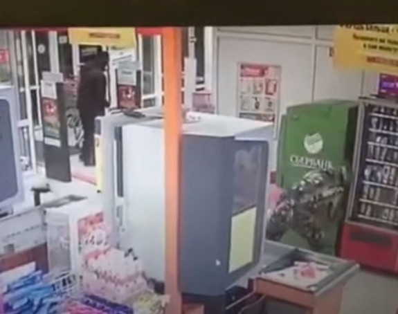 За 20 секунди, пред очима радника, украли банкомат