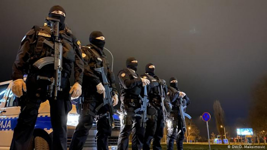 Српска почастила грађане тродневним полицијским часом