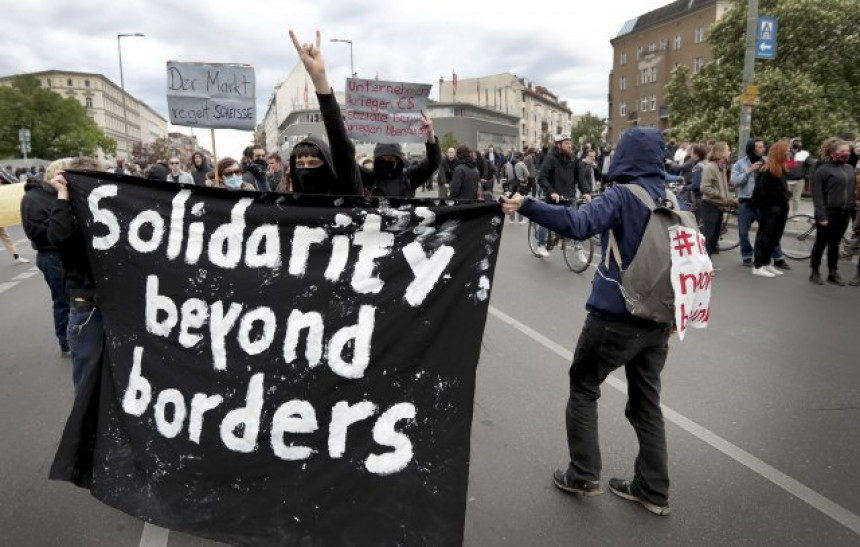 Протест у Берлину, полиција молила људе да држе дистанцу