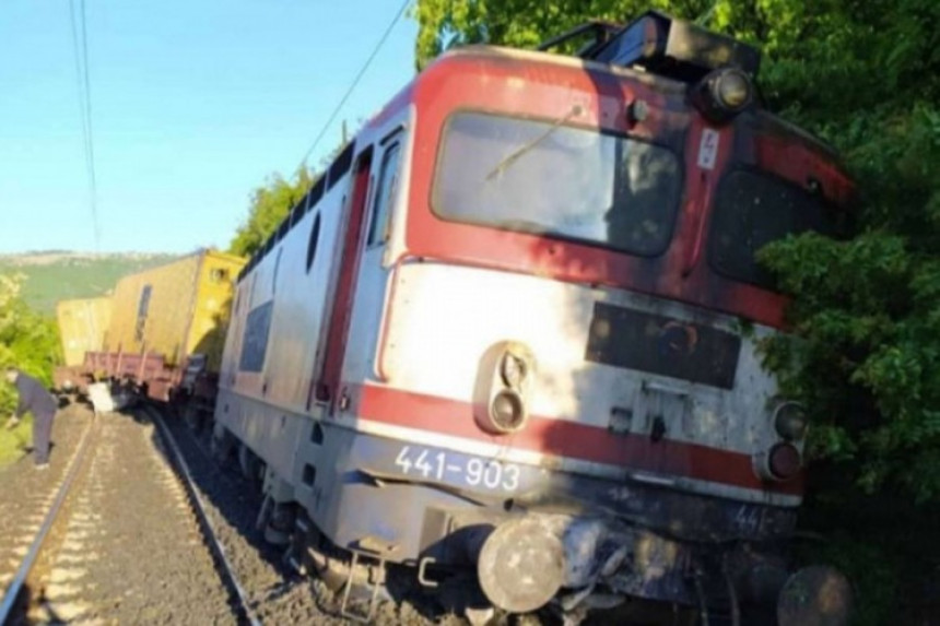 Теретни воз искочио из шина, повријеђене машиновође