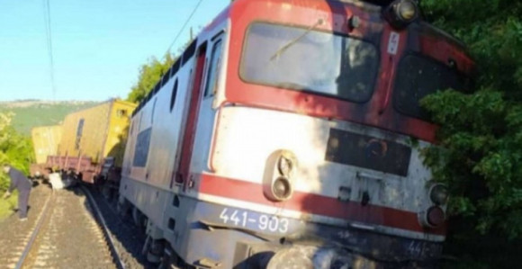 Teretni voz iskočio iz šina, povrijeđene mašinovođe