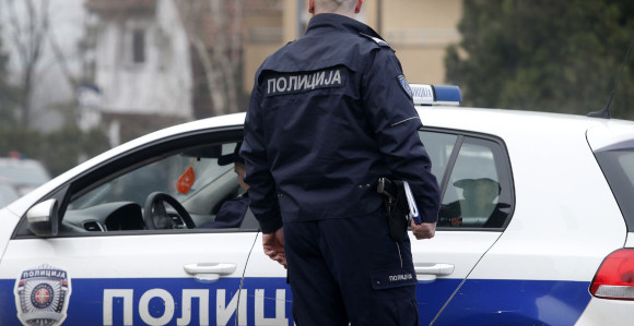 Skinuo masku pa prijetio da će zaraziti policajce
