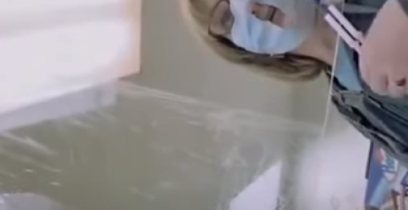 Napravila rupu na maski da bi mogla lakše disati