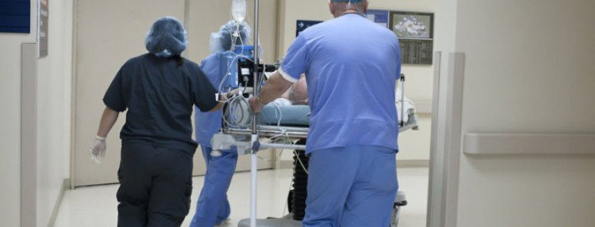 Стотине медицинских радника у Америци заражено на послу