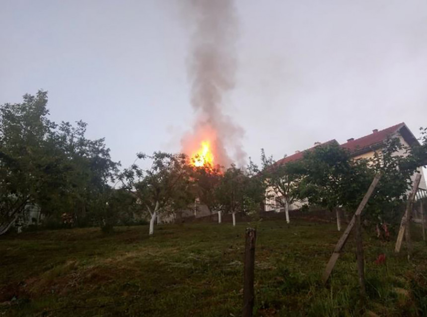 Пожар у породичној кући Синана Сакића, кров у пламену
