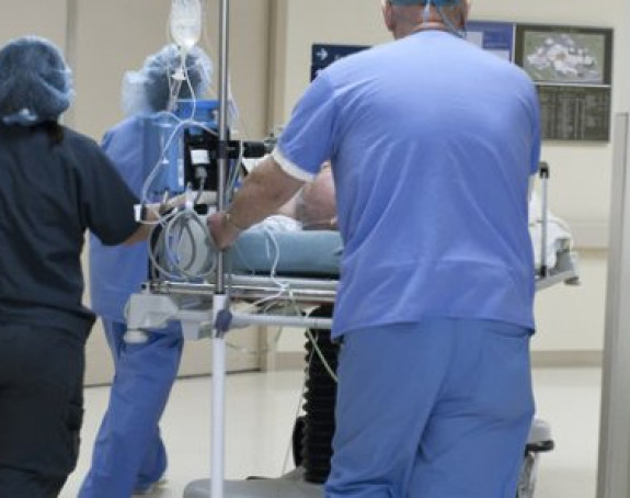 Стотине медицинских радника у Америци заражено на послу