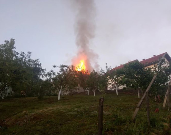 Пожар у породичној кући Синана Сакића, кров у пламену
