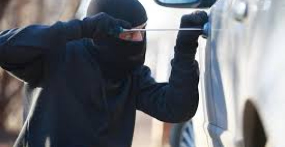 Otključana vozila lopovi odvezli s parkinga