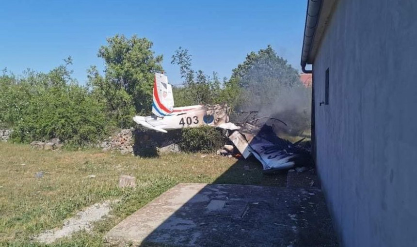 Срушио се војни школски авион, два лица погинула