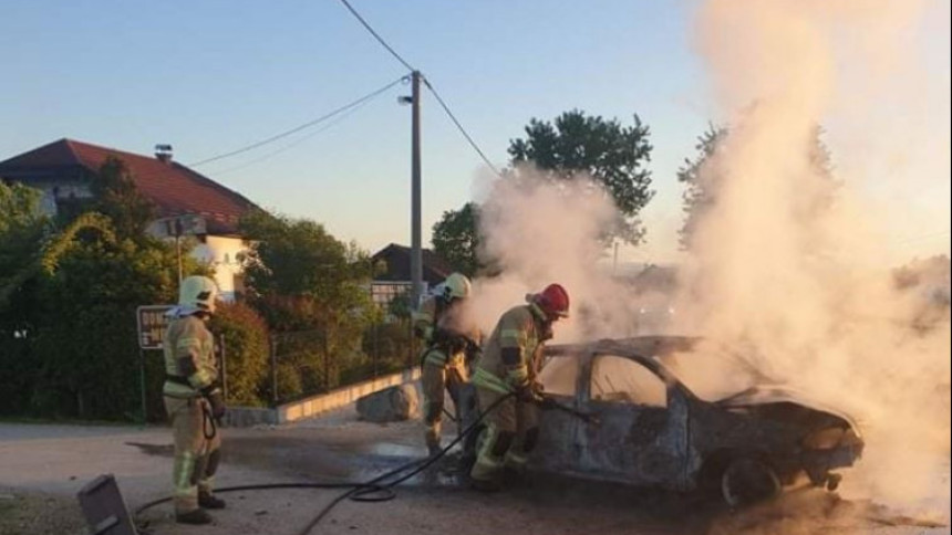 Vozača iz buktinje spasili mještani, vozilo uništeno