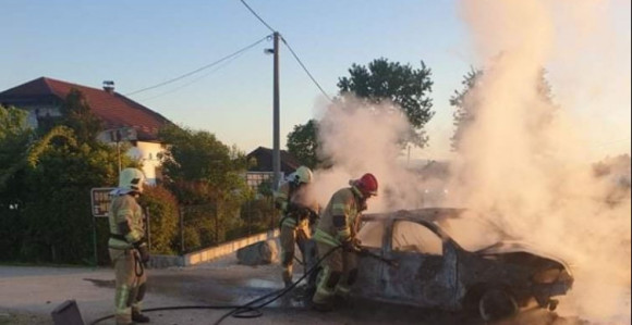 Vozača iz buktinje spasili mještani, vozilo uništeno