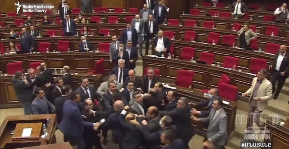 Избила масовна  туча у парламенту Арменије (ВИДЕО)