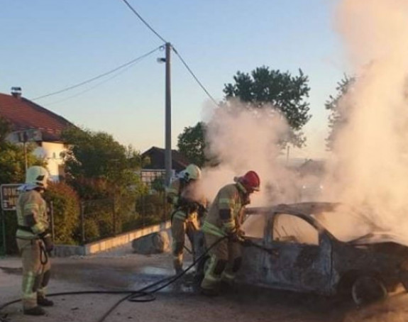 Vozača iz buktinje spasili mještani, vozilo uništeno