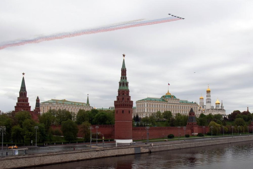 Небом изнад Москве пројурило 75 авиона и хеликоптера