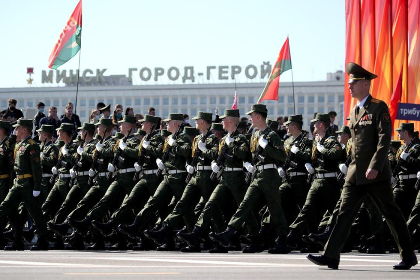 Упркос пандемији короне војна парада у Бјелорусији
