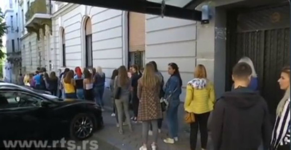 Zbog rasprodaje haljina zaboravile na virus koronu