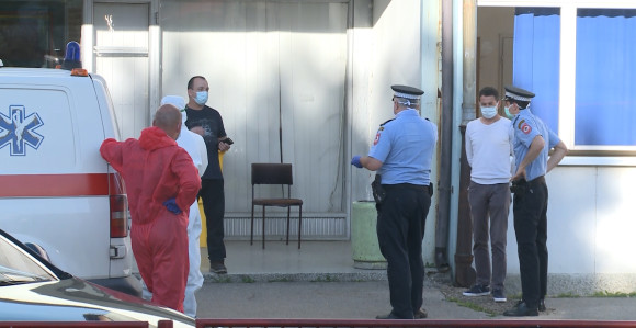 Policija kažnjava građane zbog maski, a sami nezaštićeni