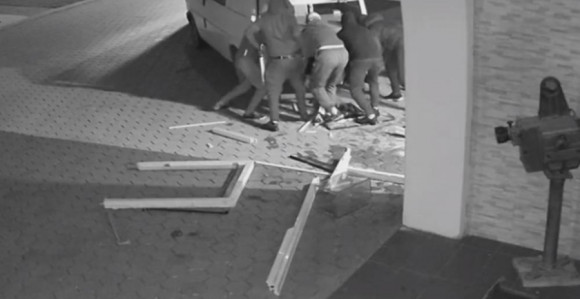 Pogledajte filmsku krađu bankomata u Gračanici (VIDEO)