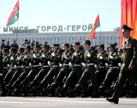 Упркос пандемији короне војна парада у Бјелорусији