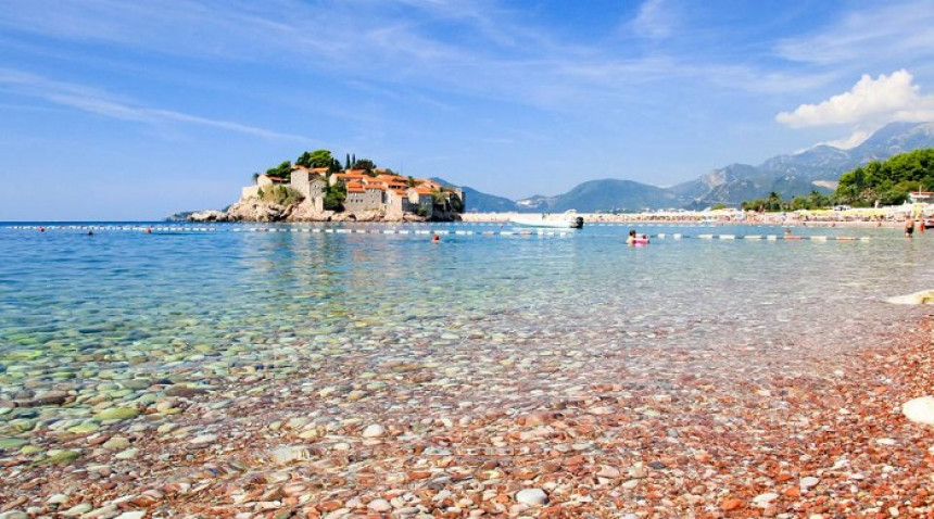 Средином маја отварају се плаже у Црној Гори