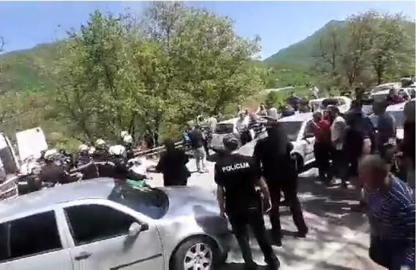 Policija razbila barikade kod Andrijevice