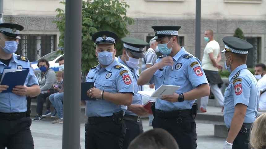 Policija i večeras legitimisala članove grupe PZD