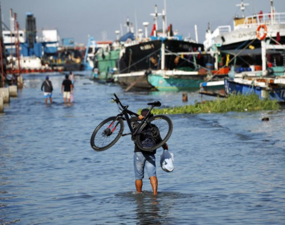 Тајфун погодио Филипине, десетине хиљада људи исељено
