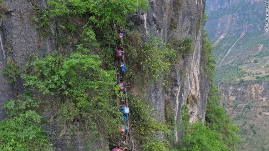 Становници кинеског села више неће до куће путовати „небеским степеницама“!