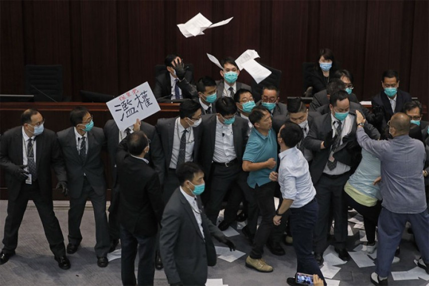 Избила туча у парламенту у Хонг Конгу