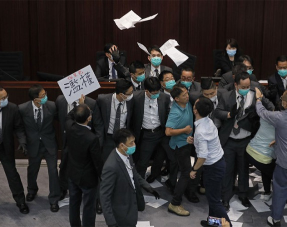 Izbila tuča u parlamentu u Hong Kongu