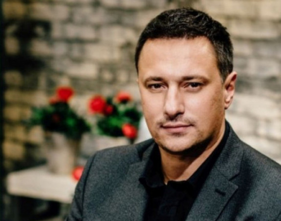 Корона, последњи чин: Андрија новом песмом насмејао фанове! (ВИДЕО)